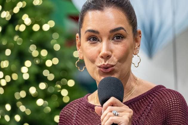 14.11.2025. Düsseldorf. Eröffung des diesjährigen Charity Waldes in der Galeria-Filiale auf der Kö. Moderatorin Jana Ina Zarrella wird in diesem Rahmen Bürgermeister Hinkel, RTL-Moderator Michael Begasse und Fortuna Legendenspieler Oliver Fink auf der Bühne begrüßen. Hier: Moderatorin Jana Ina Zarrella Düsseldorf Galeria-Filiale, Königsallee Nordrhein-Westfalen Deutschland