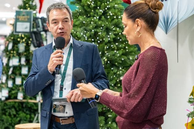 14.11.2025. Düsseldorf. Eröffung des diesjährigen Charity Waldes in der Galeria-Filiale auf der Kö. Moderatorin Jana Ina Zarrella wird in diesem Rahmen Bürgermeister Hinkel, RTL-Moderator Michael Begasse und Fortuna Legendenspieler Oliver Fink auf der Bühne begrüßen. Hier: Frank Bertsch (Galeria-Chef in Düsseldorf) mit Moderatorin Jana Ina Zarrella Düsseldorf Galeria-Filiale, Königsallee Nordrhein-Westfalen Deutschland
