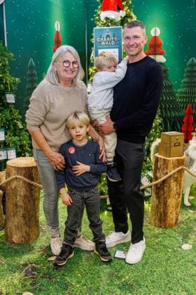 14.11.2025. Düsseldorf. Eröffung des diesjährigen Charity Waldes in der Galeria-Filiale auf der Kö. Moderatorin Jana Ina Zarrella wird in diesem Rahmen Bürgermeister Hinkel, RTL-Moderator Michael Begasse und Fortuna Legendenspieler Oliver Fink auf der Bühne begrüßen. Hier: Fortuna Legendenspieler Oliver Fink (r.) mit seiner Mutter Anita (l.) und den Söhnen Ferdinand und Leo Düsseldorf Galeria-Filiale, Königsallee Nordrhein-Westfalen Deutschland