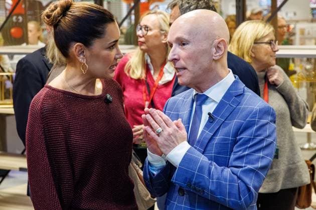 14.11.2025. Düsseldorf. Eröffung des diesjährigen Charity Waldes in der Galeria-Filiale auf der Kö. Moderatorin Jana Ina Zarrella wird in diesem Rahmen Bürgermeister Hinkel, RTL-Moderator Michael Begasse und Fortuna Legendenspieler Oliver Fink auf der Bühne begrüßen. Hier: Moderatorin Jana Ina Zarrella und RTL-Moderator Michael Begasse Düsseldorf Galeria-Filiale, Königsallee Nordrhein-Westfalen Deutschland
