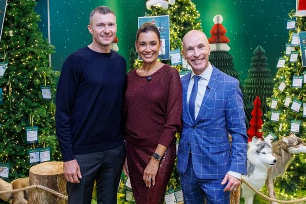 14.11.2025. Düsseldorf. Eröffung des diesjährigen Charity Waldes in der Galeria-Filiale auf der Kö. Moderatorin Jana Ina Zarrella wird in diesem Rahmen Bürgermeister Hinkel, RTL-Moderator Michael Begasse und Fortuna Legendenspieler Oliver Fink auf der Bühne begrüßen. Hier v.l.: Fortuna Legendenspieler Oliver Fink, Moderatorin Jana Ina Zarrella und RTL-Moderator Michael Begasse Düsseldorf Galeria-Filiale, Königsallee Nordrhein-Westfalen Deutschland