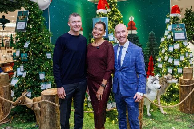 14.11.2025. Düsseldorf. Eröffung des diesjährigen Charity Waldes in der Galeria-Filiale auf der Kö. Moderatorin Jana Ina Zarrella wird in diesem Rahmen Bürgermeister Hinkel, RTL-Moderator Michael Begasse und Fortuna Legendenspieler Oliver Fink auf der Bühne begrüßen. Hier v.l.: Fortuna Legendenspieler Oliver Fink, Moderatorin Jana Ina Zarrella und RTL-Moderator Michael Begasse Düsseldorf Galeria-Filiale, Königsallee Nordrhein-Westfalen Deutschland