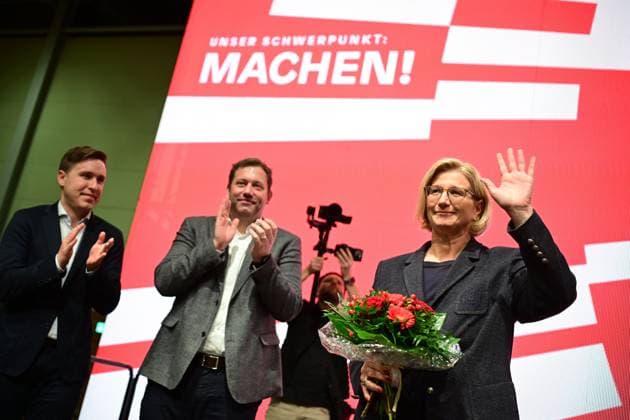 Saarlands Ministerpräsidentin Anke Rehlinger (SPD) wird beim Landesparteitag der SPD in Niederwürzbach am Freitag (14.11.2025) mit eigener Enthaltung einstimmig als Landesvorsitzende der Saar-SPD bestätigt im Beisein von Bundesfinanzminister Lars Klingbeil.