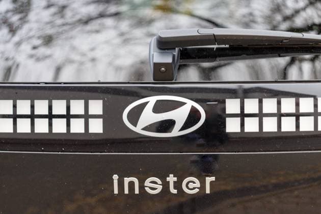 Hyundai Auto Heck mit Logo und inster Text Close-up of a black car s rear, featuring the Hyundai logo, a backup camera, a wiper, and the word inster in silver lettering. (License=RM) Copyright: xZoonar.com PhilippxWaltherx 24248726
