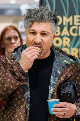 Kürsat Chico Yildirim bei der Eröffung des Charity-Waldes in der Galeria Düsseldorf Königsallee. Düsseldorf, 14.11.2025