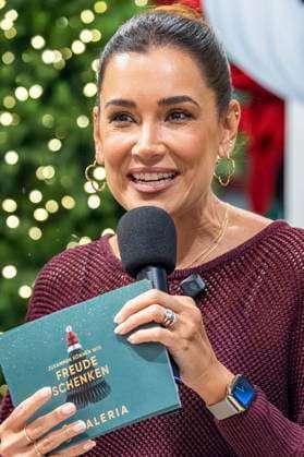 Jana Ina Zarrella bei der Eröffung des Charity-Waldes in der Galeria Düsseldorf Königsallee. Düsseldorf, 14.11.2025