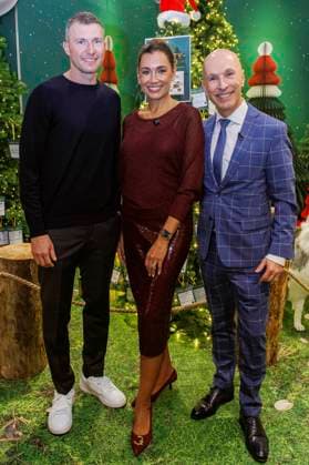 Oliver Fink, Jana Ina Zarrella und Michael Begasse bei der Eröffnung des Charity-Waldes in der Galeria Düsseldorf Königsallee. Düsseldorf, 14.11.2025