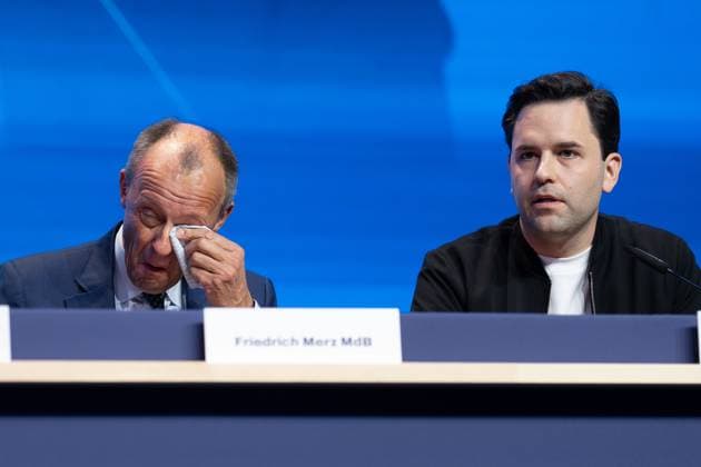 Friedrich Merz, Bundeskanzler, nach seiner Rede, mit Johannes Winkel, Bundesvorsitzender Jungen Union und Mitglied Junge Gruppe der CDU-CSU-Bundestagsfraktion, nach der Rede des Bundeskanzlers;Junge Union Deutschlandtag 2025 im Europark Rust , Rust Baden-Württemberg Deutschland Europapark