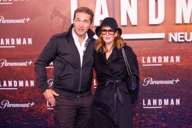 Premiere der 2. Staffel der Serie Landman in Berlin Berlin, 14.11.2025 Andreas Elsholz und mit seiner Frau Denise Zich bei der Premiere der 2. Staffel der Serie Landman im Zoo Palast in Berlin Berlin Copyright: xMatthiasxGränzdörferx