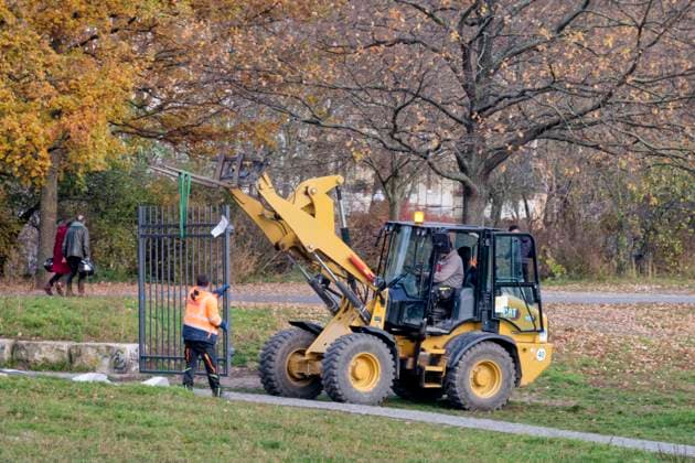 Görlitzer Park, Görli, Drehkreuz , Eingang Görlitzer Strasse. Die Drehtür wurde kurzzeitig entwendet und im Lohmühlenkanal versenkt. Der Görlitzer Park soll bis Jahresende umzäunt werden. 16 abschließbare Tore und 8 Drehkreuze sollen den Zugang na Görlitzer Park, Görli, Drehkreuz , Eingang Görlitzer Strasse. Die Drehtür wurde entwendet und im Lohmühlenkanal versenkt. Der Görlitzer Park soll bis Jahresende 2025 umzäunt werden. 16 abschließbare Tore und 8 Drehkreuze sollen den Zugang nachts sichern. Berlin-Kreuzberg