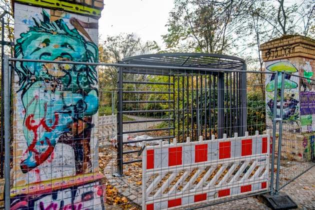 Görlitzer Park, Görli, Drehkreuz , Eingang Görlitzer Strasse. Die Drehtür wurde kurzzeitig entwendet und im Lohmühlenkanal versenkt. Der Görlitzer Park soll bis Jahresende umzäunt werden. 16 abschließbare Tore und 8 Drehkreuze sollen den Zugang na Görlitzer Park, Görli, Drehkreuz , Eingang Görlitzer Strasse. Die Drehtür wurde entwendet und im Lohmühlenkanal versenkt. Der Görlitzer Park soll bis Jahresende 2025 umzäunt werden. 16 abschließbare Tore und 8 Drehkreuze sollen den Zugang nachts sichern. Berlin-Kreuzberg