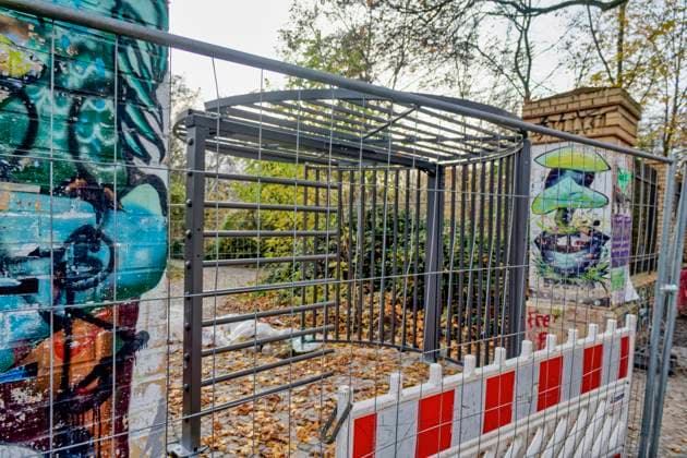 Görlitzer Park, Görli, Drehkreuz , Eingang Görlitzer Strasse. Die Drehtür wurde kurzzeitig entwendet und im Lohmühlenkanal versenkt. Der Görlitzer Park soll bis Jahresende umzäunt werden. 16 abschließbare Tore und 8 Drehkreuze sollen den Zugang na Görlitzer Park, Görli, Drehkreuz , Eingang Görlitzer Strasse. Die Drehtür wurde entwendet und im Lohmühlenkanal versenkt. Der Görlitzer Park soll bis Jahresende 2025 umzäunt werden. 16 abschließbare Tore und 8 Drehkreuze sollen den Zugang nachts sichern. Berlin-Kreuzberg