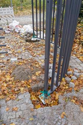 Görlitzer Park, Görli, Drehkreuz , Eingang Görlitzer Strasse. Die Drehtür wurde kurzzeitig entwendet und im Lohmühlenkanal versenkt. Der Görlitzer Park soll bis Jahresende umzäunt werden. 16 abschließbare Tore und 8 Drehkreuze sollen den Zugang na Görlitzer Park, Görli, Drehkreuz , Eingang Görlitzer Strasse. Die Drehtür wurde entwendet und im Lohmühlenkanal versenkt. Der Görlitzer Park soll bis Jahresende 2025 umzäunt werden. 16 abschließbare Tore und 8 Drehkreuze sollen den Zugang nachts sichern. Berlin-Kreuzberg