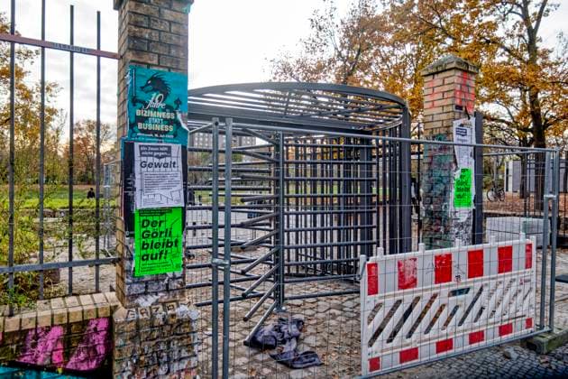 Görlitzer Park, Görli, Drehkreuz , Eingang Görlitzer Strasse. Die Drehtür wurde kurzzeitig entwendet und im Lohmühlenkanal versenkt. Der Görlitzer Park soll bis Jahresende umzäunt werden. 16 abschließbare Tore und 8 Drehkreuze sollen den Zugang na Görlitzer Park, Görli, Drehkreuz , Eingang Görlitzer Strasse. Die Drehtür wurde entwendet und im Lohmühlenkanal versenkt. Der Görlitzer Park soll bis Jahresende 2025 umzäunt werden. 16 abschließbare Tore und 8 Drehkreuze sollen den Zugang nachts sichern. Berlin-Kreuzberg