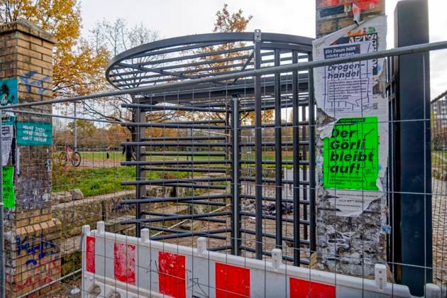 Görlitzer Park, Görli, Drehkreuz , Eingang Görlitzer Strasse. Die Drehtür wurde kurzzeitig entwendet und im Lohmühlenkanal versenkt. Der Görlitzer Park soll bis Jahresende umzäunt werden. 16 abschließbare Tore und 8 Drehkreuze sollen den Zugang na Görlitzer Park, Görli, Drehkreuz , Eingang Görlitzer Strasse. Die Drehtür wurde entwendet und im Lohmühlenkanal versenkt. Der Görlitzer Park soll bis Jahresende 2025 umzäunt werden. 16 abschließbare Tore und 8 Drehkreuze sollen den Zugang nachts sichern. Berlin-Kreuzberg