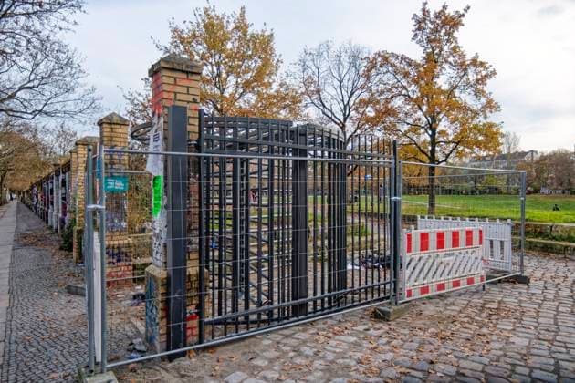 Görlitzer Park, Görli, Drehkreuz , Eingang Görlitzer Strasse. Die Drehtür wurde kurzzeitig entwendet und im Lohmühlenkanal versenkt. Der Görlitzer Park soll bis Jahresende umzäunt werden. 16 abschließbare Tore und 8 Drehkreuze sollen den Zugang na Görlitzer Park, Görli, Drehkreuz , Eingang Görlitzer Strasse. Die Drehtür wurde entwendet und im Lohmühlenkanal versenkt. Der Görlitzer Park soll bis Jahresende 2025 umzäunt werden. 16 abschließbare Tore und 8 Drehkreuze sollen den Zugang nachts sichern. Berlin-Kreuzberg