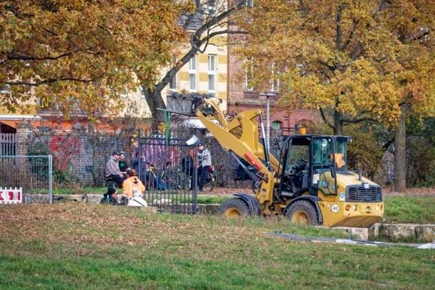 Görlitzer Park, Görli, Drehkreuz , Eingang Görlitzer Strasse. Die Drehtür wurde kurzzeitig entwendet und im Lohmühlenkanal versenkt. Der Görlitzer Park soll bis Jahresende umzäunt werden. 16 abschließbare Tore und 8 Drehkreuze sollen den Zugang na Görlitzer Park, Görli, Drehkreuz , Eingang Görlitzer Strasse. Die Drehtür wurde entwendet und im Lohmühlenkanal versenkt. Der Görlitzer Park soll bis Jahresende 2025 umzäunt werden. 16 abschließbare Tore und 8 Drehkreuze sollen den Zugang nachts sichern. Berlin-Kreuzberg