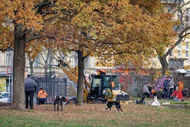 Görlitzer Park, Görli, Drehkreuz , Eingang Görlitzer Strasse. Die Drehtür wurde kurzzeitig entwendet und im Lohmühlenkanal versenkt. Der Görlitzer Park soll bis Jahresende umzäunt werden. 16 abschließbare Tore und 8 Drehkreuze sollen den Zugang na Görlitzer Park, Görli, Drehkreuz , Eingang Görlitzer Strasse. Die Drehtür wurde entwendet und im Lohmühlenkanal versenkt. Der Görlitzer Park soll bis Jahresende 2025 umzäunt werden. 16 abschließbare Tore und 8 Drehkreuze sollen den Zugang nachts sichern. Berlin-Kreuzberg