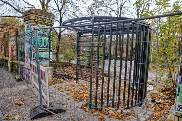 Görlitzer Park, Görli, Drehkreuz , Eingang Görlitzer Strasse. Die Drehtür wurde kurzzeitig entwendet und im Lohmühlenkanal versenkt. Der Görlitzer Park soll bis Jahresende umzäunt werden. 16 abschließbare Tore und 8 Drehkreuze sollen den Zugang na Görlitzer Park, Görli, Drehkreuz , Eingang Görlitzer Strasse. Die Drehtür wurde entwendet und im Lohmühlenkanal versenkt. Der Görlitzer Park soll bis Jahresende 2025 umzäunt werden. 16 abschließbare Tore und 8 Drehkreuze sollen den Zugang nachts sichern. Berlin-Kreuzberg