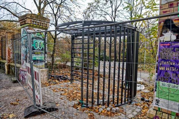 Görlitzer Park, Görli, Drehkreuz , Eingang Görlitzer Strasse. Die Drehtür wurde kurzzeitig entwendet und im Lohmühlenkanal versenkt. Der Görlitzer Park soll bis Jahresende umzäunt werden. 16 abschließbare Tore und 8 Drehkreuze sollen den Zugang na Görlitzer Park, Görli, Drehkreuz , Eingang Görlitzer Strasse. Die Drehtür wurde entwendet und im Lohmühlenkanal versenkt. Der Görlitzer Park soll bis Jahresende 2025 umzäunt werden. 16 abschließbare Tore und 8 Drehkreuze sollen den Zugang nachts sichern. Berlin-Kreuzberg