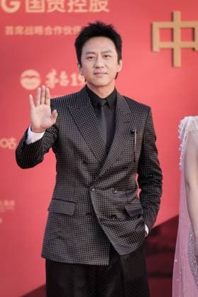 XIAMEN, CHINA - NOVEMBER 15: Actor Deng Chao arrives at the red carpet for the closing ceremony during the 38th China Golden Rooster Awards on November 15, 2025 in Xiamen, Fujian Province of China.  Copyright: xVCGx 111604093718