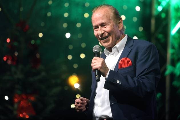 Deutsche Musiklegenden Der 29. Juli 1943 geborene Lothar Bernhard Walter, der unter seinem Künstlernamen Michael Holm als Schlagersänger und Filmschauspieler große Erfolge erzielte, singt zur Vorweihnachtszeit auf einer Bühne in Essen Steele auf dem dortigen Weihnachtsmarkt. Essen Nordrhein-Westfalen Deutschland Steele