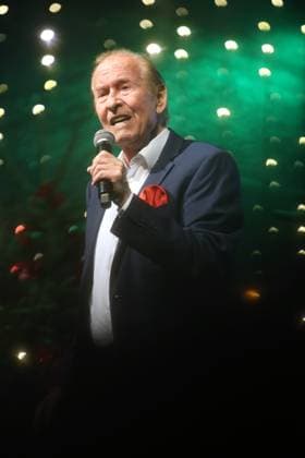 Deutsche Musiklegenden Der 29. Juli 1943 geborene Lothar Bernhard Walter, der unter seinem Künstlernamen Michael Holm als Schlagersänger und Filmschauspieler große Erfolge erzielte, singt zur Vorweihnachtszeit auf einer Bühne in Essen Steele auf dem dortigen Weihnachtsmarkt. Essen Nordrhein-Westfalen Deutschland Steele