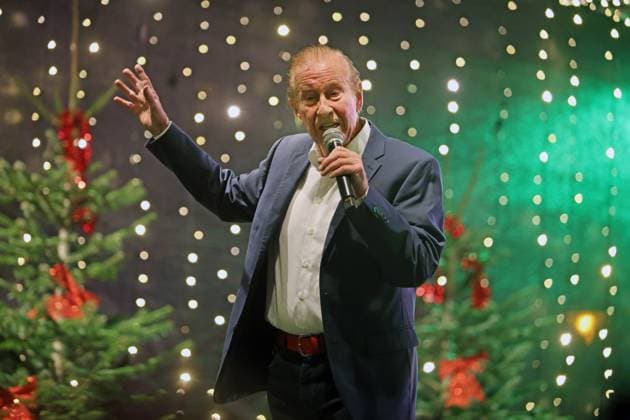 Deutsche Musiklegenden Der 29. Juli 1943 geborene Lothar Bernhard Walter, der unter seinem Künstlernamen Michael Holm als Schlagersänger und Filmschauspieler große Erfolge erzielte, singt zur Vorweihnachtszeit auf einer Bühne in Essen Steele auf dem dortigen Weihnachtsmarkt. Essen Nordrhein-Westfalen Deutschland Steele