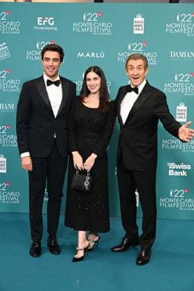 Monk, Italy: Monte Carlo, 22nd Monte Carlo Film Festival De La ComÃ die. Red carpet awards ceremony. Pictured: Ezio Greggio, Gabriele Greggio with his wife Carla. Monk Italy  - ZUMAp169 20251115_zea_p169_650 Copyright: xManuelexMangiarottix