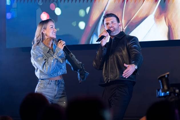 15.11.2025. Düsseldorf. Schlagersängerin Anna-Carina Woitschack bei ihrem Solokonzert Abenteuerlust im Düsseldorfer Schlager CafÃ in der Altstadt. Hier: Anna-Carina Woitschack im Duett mit Special Guest Jay Khan (Tariq) Düsseldorf Schlager CafÃ Nordrhein-Westfalen Deutschland