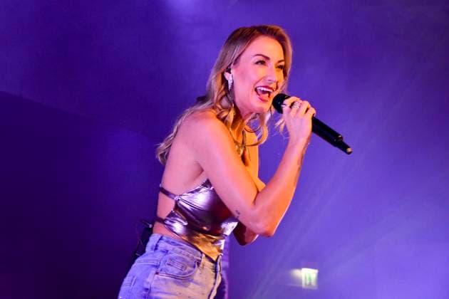 abb Anna-Carina Woitschack - Mross Die Saengerin praesentiert beim Solokonzert Lieder ihr neuen CD Abenteuerlust auf der Buehne im Schlager Cafe am 15.11.2025 in Duesseldorf NRW Deutschland