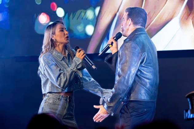Anna-Carina Woitschack mit Special Guest Jay Khan live bei einem Konzert der Abenteuerlust -Tour im Schlager Cafe. Düsseldorf, 15.11.2025