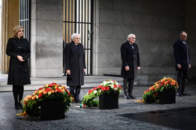Berlin, Volkstrauertag - Kranzniederlegung zum Volkstrauertag in der Neuen Wache Bundespräsident Frank-Walter Steinmeier, der Präsident der Italienischen Republik Sergio Mattarella, die Präsidentin des Deutschen Bundestages Julia Klöckner, Bundeskanzler Friedrich Merz, Präsident des Bundesrates Andreas Bovenschulte (nicht anwesend) und der Präsident des Bundesverfassungsgerichts Stephan Harbarth gedenken am Volkstrauertag am 16.11.2025 in der Neuen Wache als Ort der Erinnerung und des Gedenkens an die Opfer von Krieg und Gewaltherrschaft in Berlin. Berlin Neue Wache Berlin Deutschland