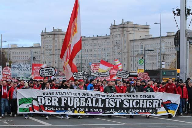 16.11.2025 Demonstration Fandemo in Leipzig Der Fußball ist sicher. Fanvertreter verschiedener Vereine führen die Demo an. Direkt dahinter folgen die Fans von Union Berlin. Leipzig Sachsen Deutschland
