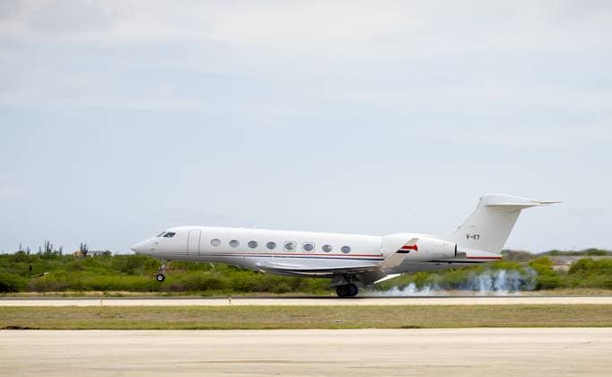 Bonaire, The Netherlands, 2025-11-16 19:47:54 BONAIRE, November 16, 2025, Airport: Princess Beatrix arrives at Bonaire Airport. The visit focuses on the work of the Dutch Caribbean Nature Alliance (DCNA) and social initiatives on the islands. The Princess is the patron of DCNA. PHOTO: NLBeeld Albert Nieboer Credit: NL Beeld Patrick van Emst  Copyright: xx x