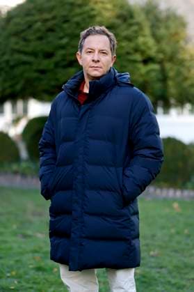 Schauspieler Trystan Pütter (Maurice Schmidt) bei einem Fototermin zum 98. Kölner Tatort Der Glücklichmacher im Kölner Villenviertel in Hahnwald. Köln, 17.11.2025 NRW Deutschland Copyright: xChristophxHardtx