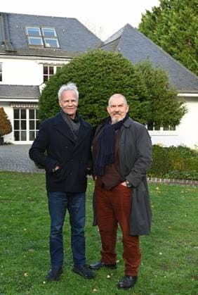 Schauspieler Klaus J. Behrendt ( Kommissar Max Ballauf ) und Dietmar Bär (Kommissar Freddy Schenk ) , l-r, posiert am Set des 98. Kölner Tatort Der Glücklichmacher