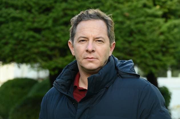 Schauspieler Triystan Pütter posiert am Set des 98. Kölner Tatort Der Glücklichmacher