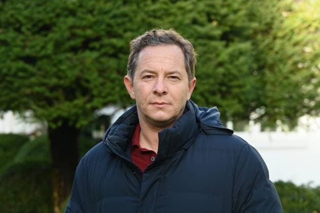 Schauspieler Triystan Pütter posiert am Set des 98. Kölner Tatort Der Glücklichmacher