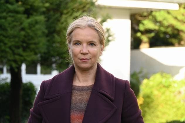 Schauspielerin Alexandra Schalaudek posiert am Set des 98. Kölner Tatort Der Glücklichmacher