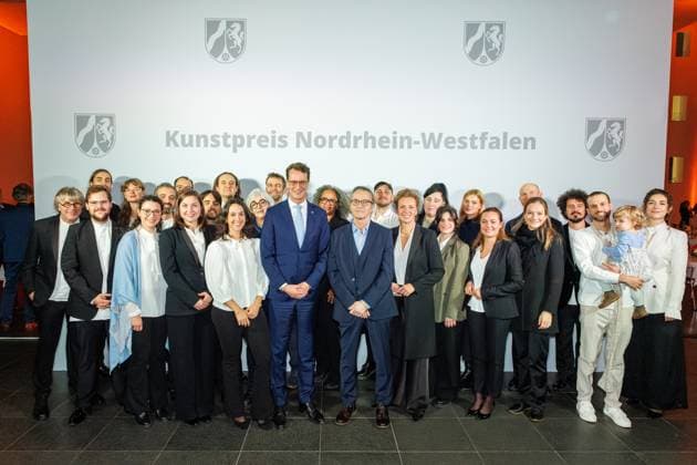 17.11.2025. Düsseldorf. Mit dem Kunstpreis des Landes Nordrhein-Westfalen wird in diesem Jahr der Autor Ralf Rothmann ausgezeichnet. NRW-Ministerpräsident Hendrik Wüst und Kulturministerin Ina Brandes verleihen den Preis an den in Oberhausen aufgewachsenen Schriftsteller. Außerdem werden die Förderpreise in den fünf Sparten Baukunst, Darstellende Künste, Literatur, Musik und Visuelle Künste verliehen. Hier: Sparte Musik: das Kammerorchester Les Essences Düsseldorf K21, Ständehaus Nordrhein-Westfalen Deutschland