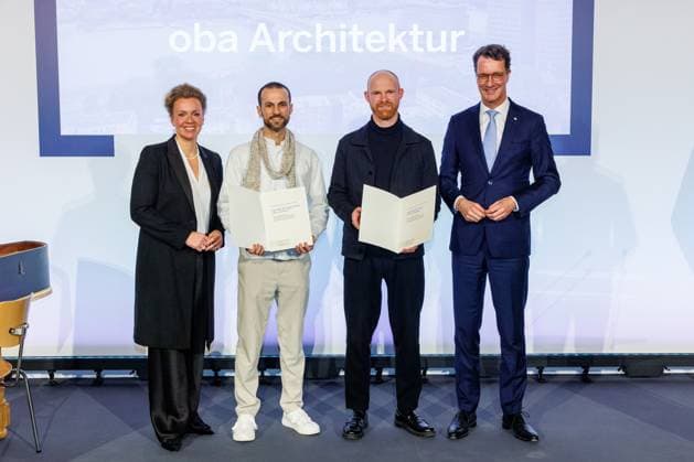 17.11.2025. Düsseldorf. Mit dem Kunstpreis des Landes Nordrhein-Westfalen wird in diesem Jahr der Autor Ralf Rothmann ausgezeichnet. NRW-Ministerpräsident Hendrik Wüst und Kulturministerin Ina Brandes verleihen den Preis an den in Oberhausen aufgewachsenen Schriftsteller. Außerdem werden die Förderpreise in den fünf Sparten Baukunst, Darstellende Künste, Literatur, Musik und Visuelle Künste verliehen. Hier v. l.: NRW-Kulturministerin Ina Brandes, Marcello Bramigk Bonon John Paul Kaufel (oba Architektur, Sparte Baukunst) und NRW-Ministerpräsident Hendrik Wüst Düsseldorf K21, Ständehaus Nordrhein-Westfalen Deutschland
