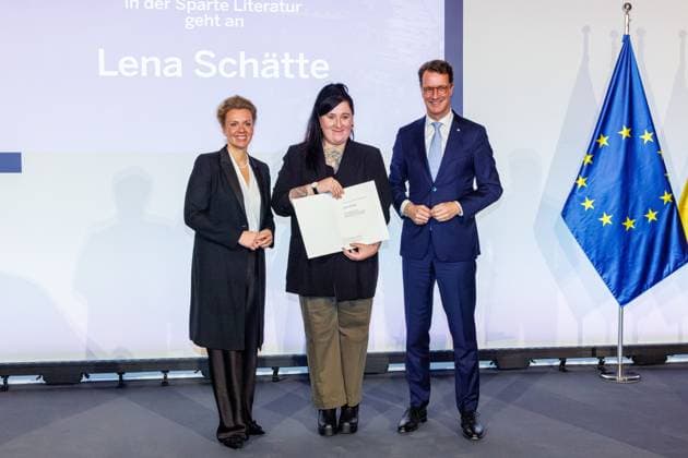 17.11.2025. Düsseldorf. Mit dem Kunstpreis des Landes Nordrhein-Westfalen wird in diesem Jahr der Autor Ralf Rothmann ausgezeichnet. NRW-Ministerpräsident Hendrik Wüst und Kulturministerin Ina Brandes verleihen den Preis an den in Oberhausen aufgewachsenen Schriftsteller. Außerdem werden die Förderpreise in den fünf Sparten Baukunst, Darstellende Künste, Literatur, Musik und Visuelle Künste verliehen. Hier v. l.: NRW-Kulturministerin Ina Brandes, Lena Schätte (Sparte Literatur) und NRW-Ministerpräsident Hendrik Wüst Düsseldorf K21, Ständehaus Nordrhein-Westfalen Deutschland