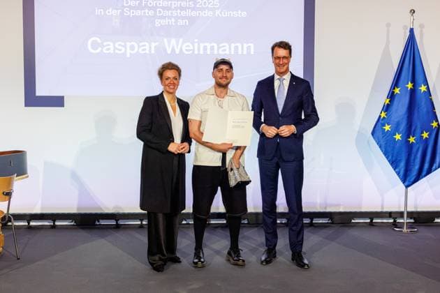 17.11.2025. Düsseldorf. Mit dem Kunstpreis des Landes Nordrhein-Westfalen wird in diesem Jahr der Autor Ralf Rothmann ausgezeichnet. NRW-Ministerpräsident Hendrik Wüst und Kulturministerin Ina Brandes verleihen den Preis an den in Oberhausen aufgewachsenen Schriftsteller. Außerdem werden die Förderpreise in den fünf Sparten Baukunst, Darstellende Künste, Literatur, Musik und Visuelle Künste verliehen. Hier v. l.: NRW-Kulturministerin Ina Brandes, Prof. Caspar Weimann (Sparte Darstellende Künste) und NRW-Ministerpräsident Hendrik Wüst Düsseldorf K21, Ständehaus Nordrhein-Westfalen Deutschland