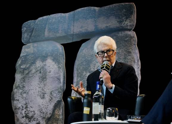 Ken Follett At Public Interview - Paris Ken Follett speaks during a public interview at Theatre de la Madeleine in Paris, France on 17 November 2025. The event is held on the occasion of the release of his new novel Le Cercle des Jours. Photo by Alain Apaydin ABACAPRESS.COM Paris France  Copyright: xApaydinxAlain ABACAx