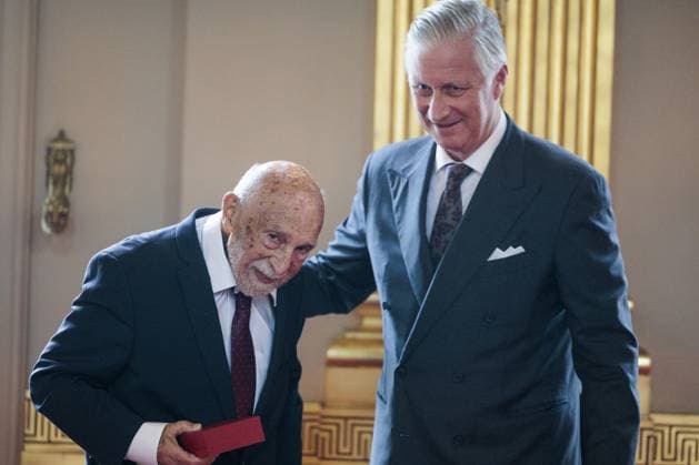 Simon Gronowski and King Philippe - Filip of Belgium pictured during a royal reception for people who have been bestowed with the grace of nobility, on Tuesday 18 November 2025, at the Royal Palace in Brussels.  NICOLASxMAETERLINCK 142415826