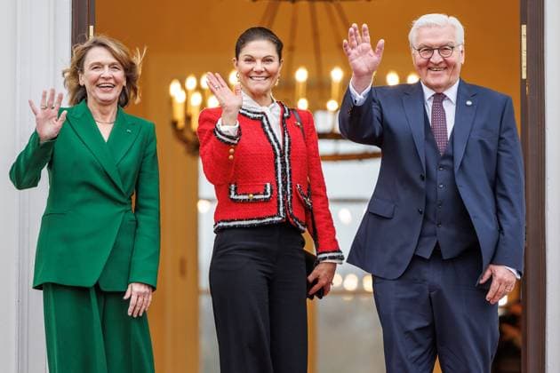 Steinmeier begruesst Kronprinzessin Victoria von Schweden Bundespraesident Frank-Walter Steinmeier und seine Frau Elke Büdenbender begruessen Kronprinzessin Victoria von Schweden im Schloss Bellevue am 18.11.25 in Berlin. Berlin Berlin Deutschland Schloss Bellevue