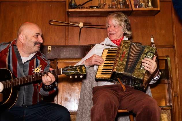 Sandro Giampietro und Helge Schneider bei der Pressekonferenz zur neuen Tournee Ellebogen vom Tich in der Kult-Kneipe Weißer Holunder. Köln, 18.11.2025