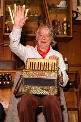 Helge Schneider bei der Pressekonferenz zur neuen Tournee Ellebogen vom Tich in der Kult-Kneipe Weißer Holunder. Köln, 18.11.2025