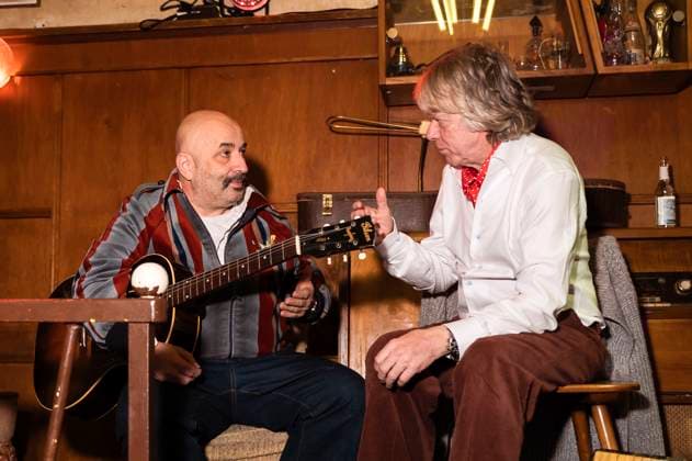 Sandro Giampietro und Helge Schneider bei der Pressekonferenz zur neuen Tournee Ellebogen vom Tich in der Kult-Kneipe Weißer Holunder. Köln, 18.11.2025